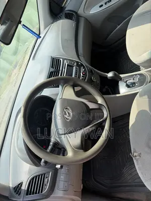 Hyundai Accent SE 2013 Red