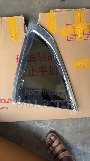 2017,2018,2019,2020,2021,2022 Honda CR-V Body Vent Quarter Glass