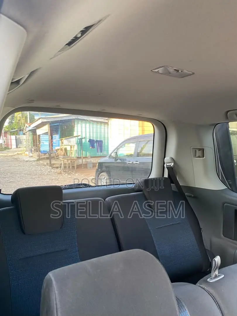 Toyota Voxy V 4WD 8-Seater 2012 White