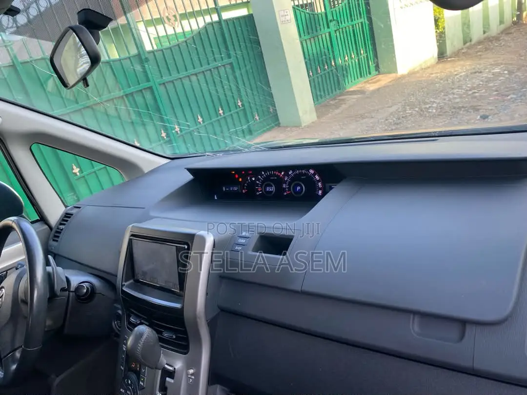 Toyota Voxy V 4WD 8-Seater 2012 White
