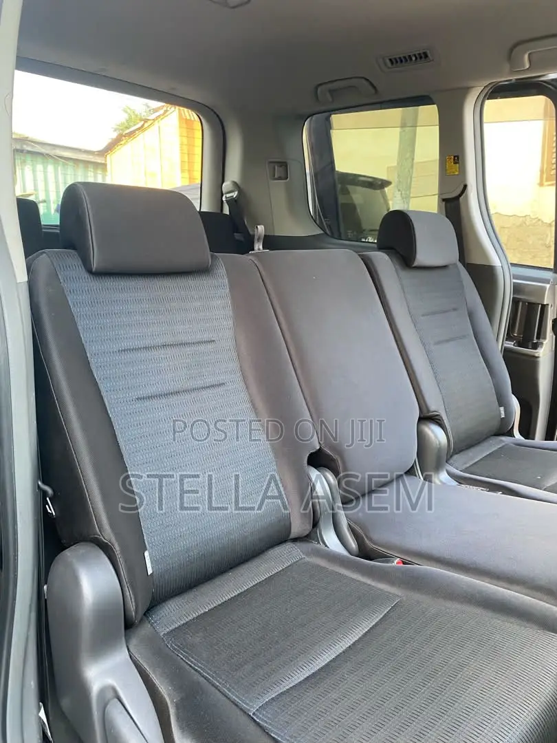 Toyota Voxy V 4WD 8-Seater 2012 White