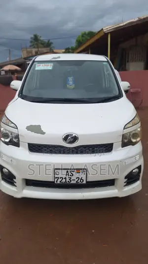 Toyota Voxy V 4WD 8-Seater 2012 White
