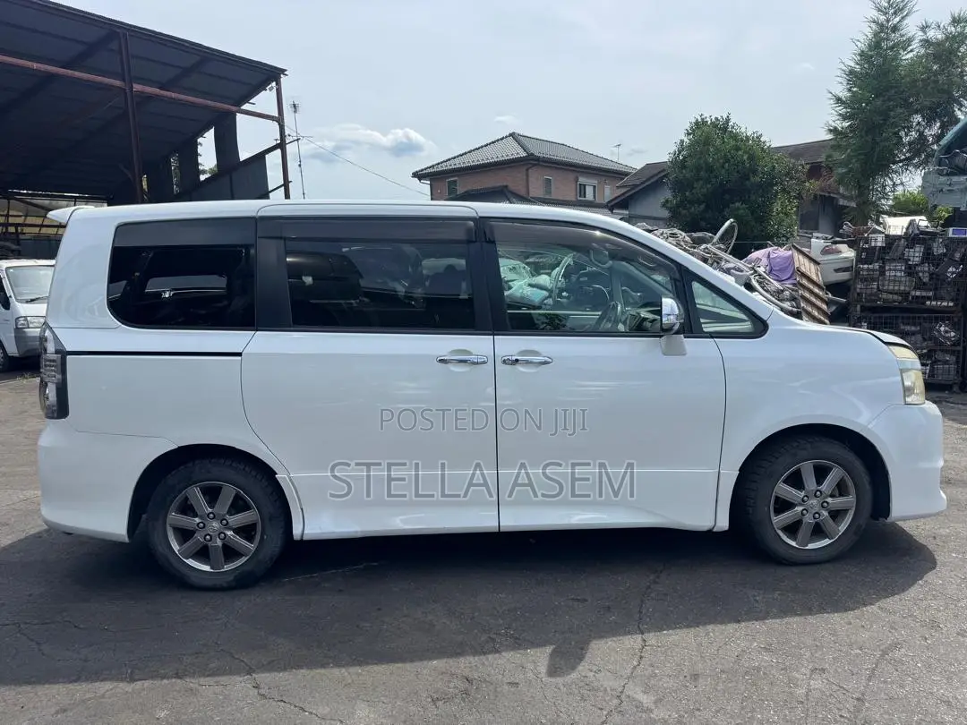 Toyota Voxy V 4WD 8-Seater 2012 White