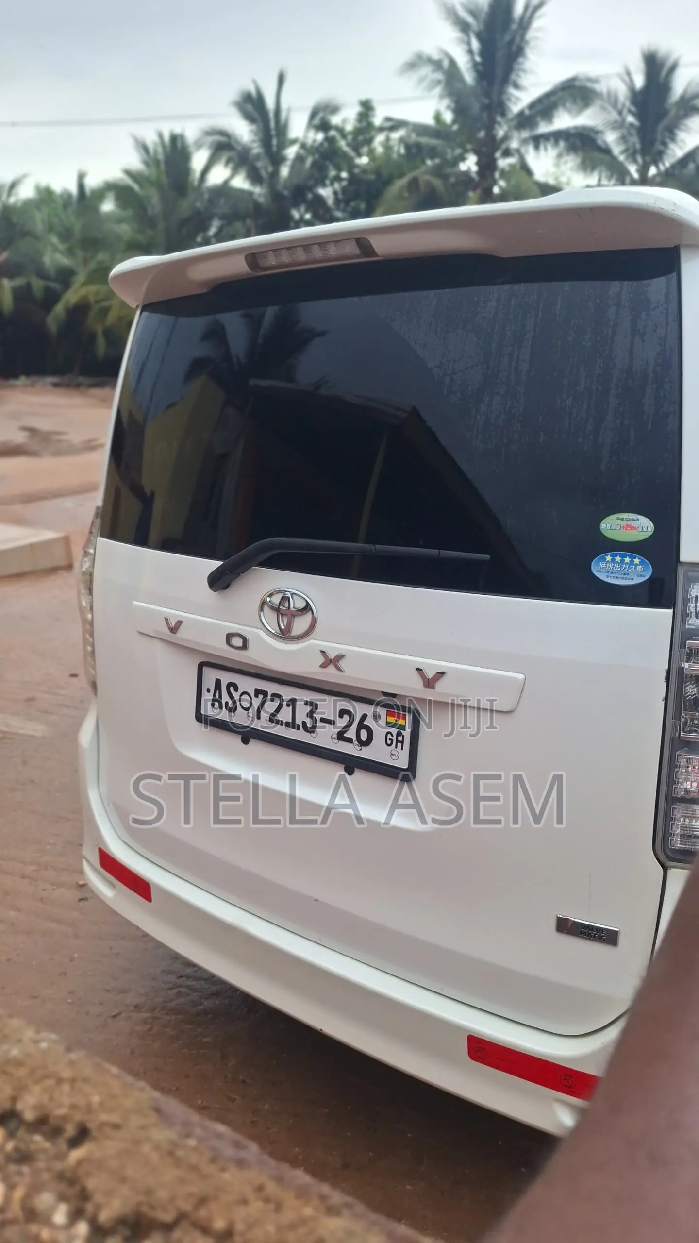 Toyota Voxy V 4WD 8-Seater 2012 White