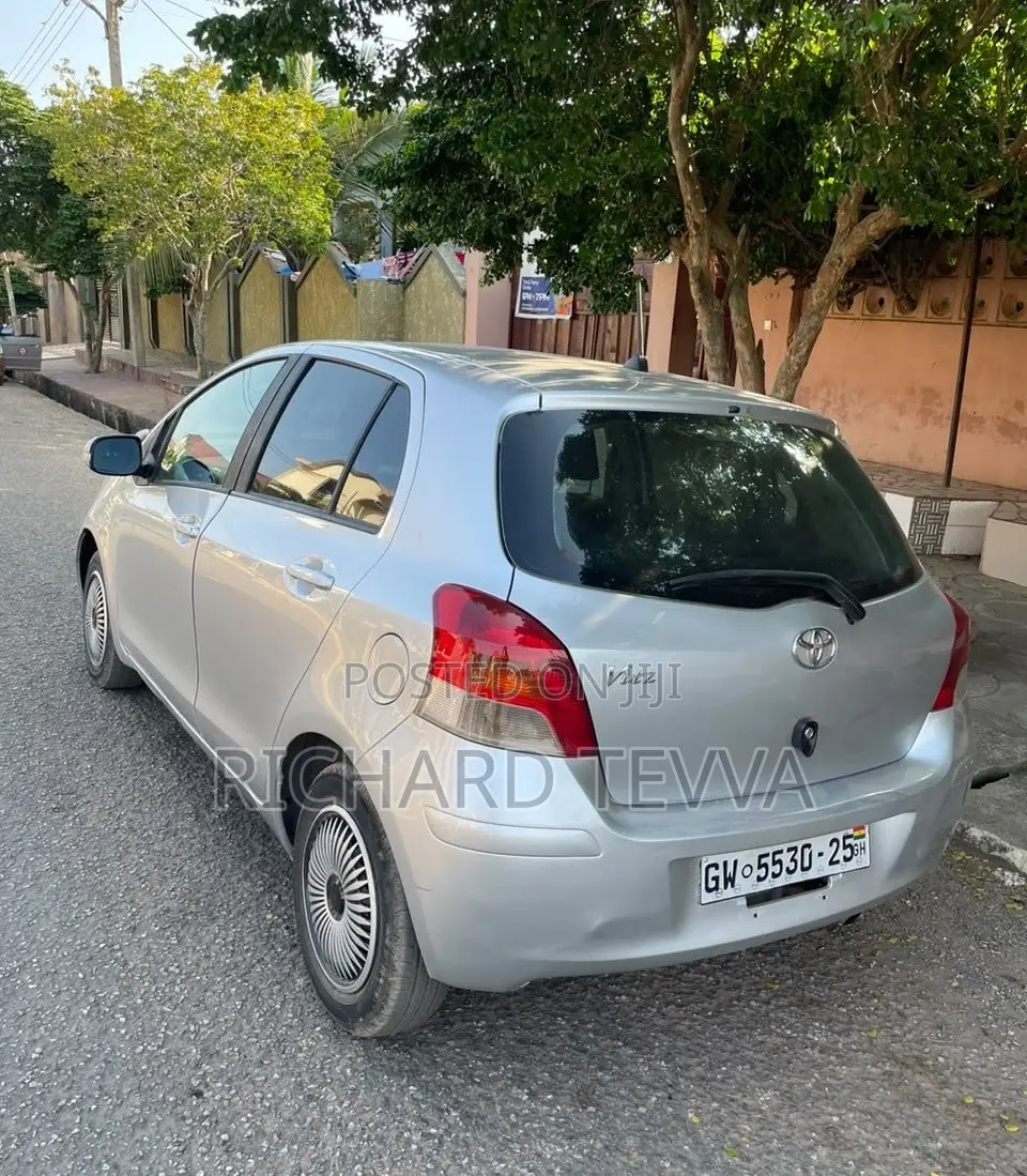 Toyota Vitz 1.3 AWD 5dr 2010 Silver