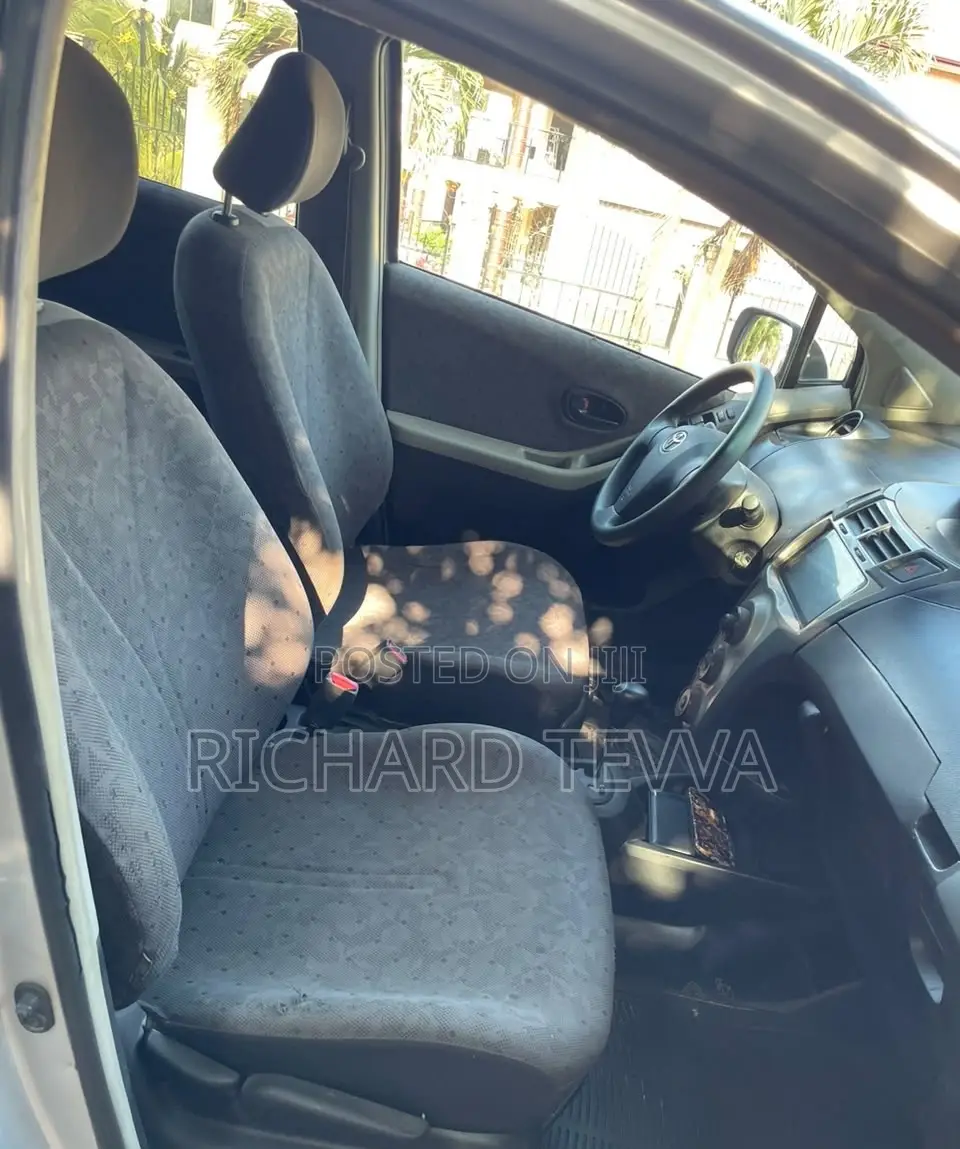 Toyota Vitz 1.3 AWD 5dr 2010 Silver