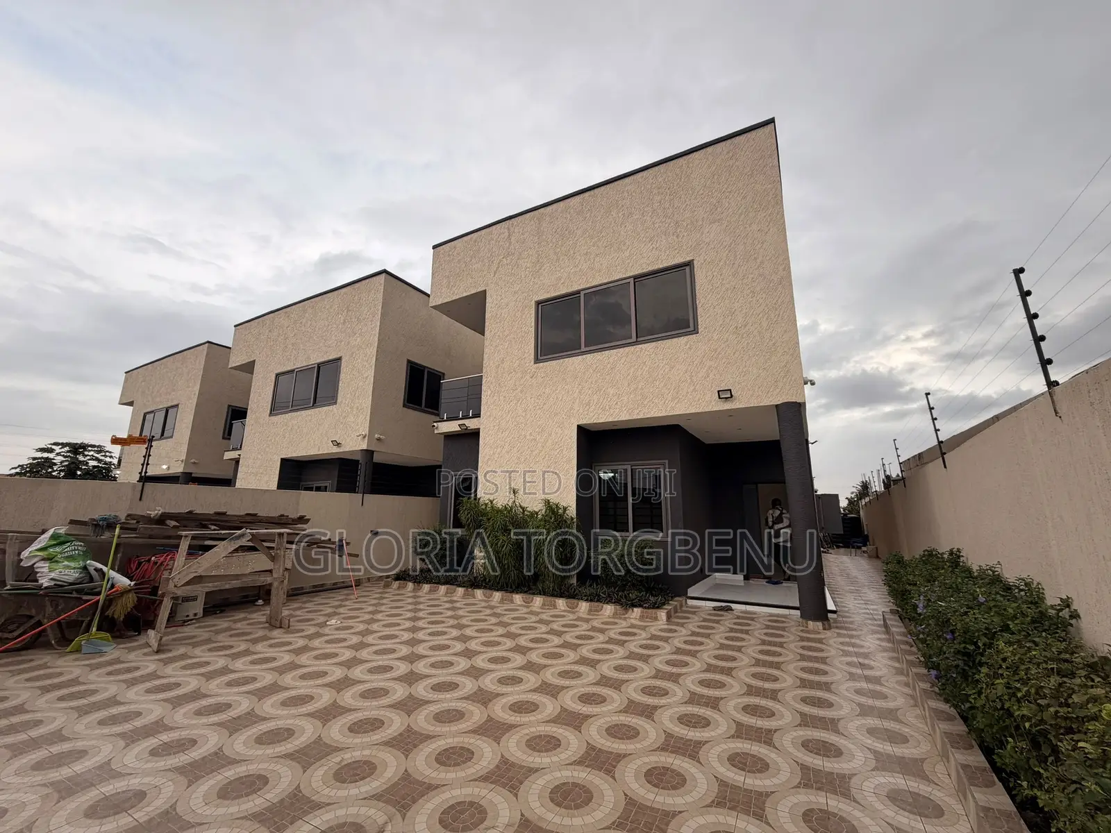 4bdrm Apartment in Ashaley Botwe for rent
