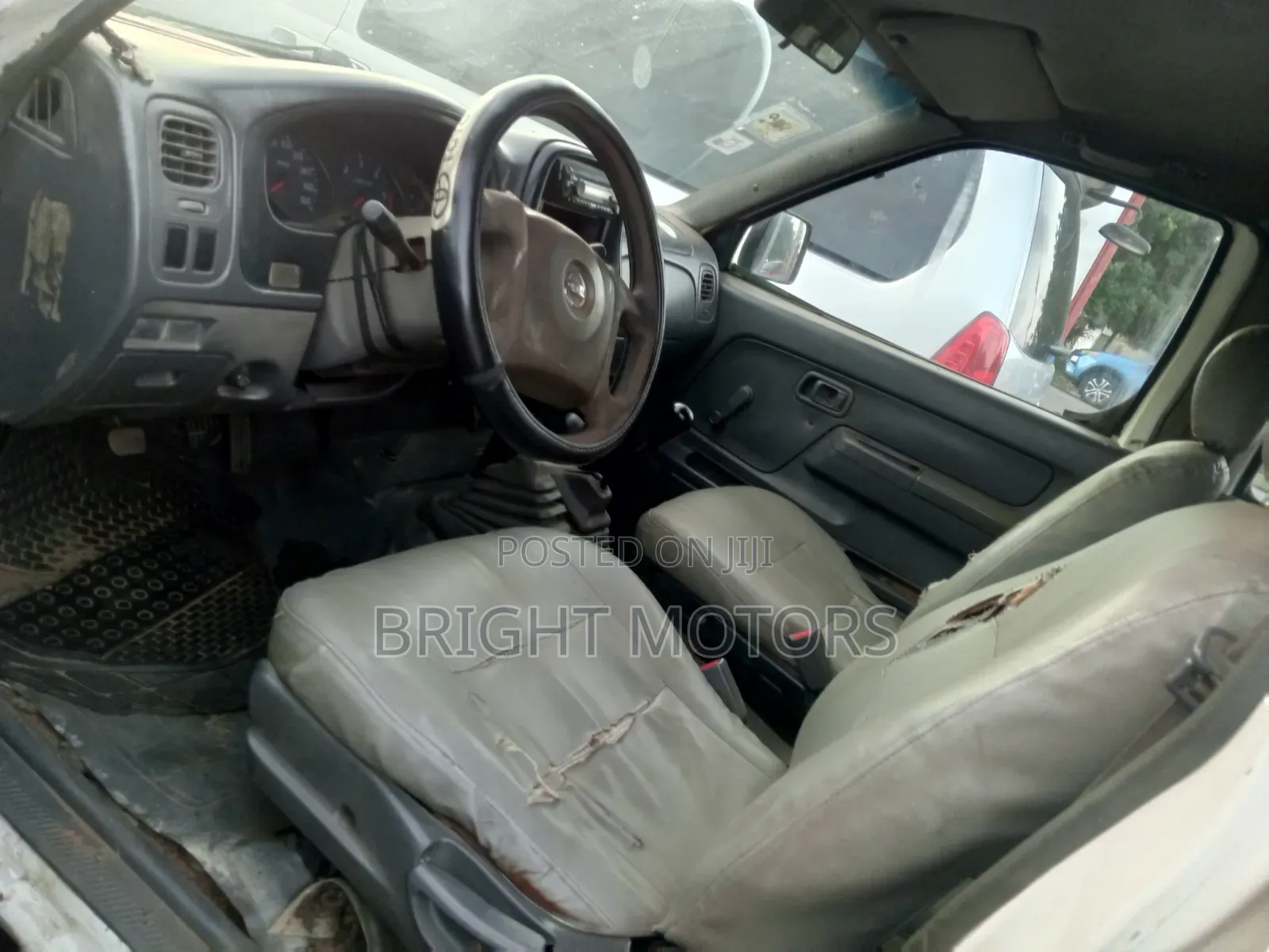 Nissan Hardbody 2000 White