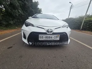 Toyota Corolla SE (1.8L 4cyl 6M) 2018 White