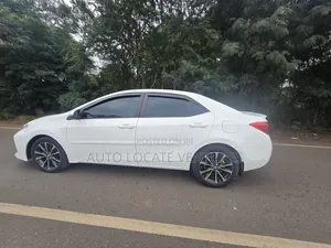 Toyota Corolla SE (1.8L 4cyl 6M) 2018 White