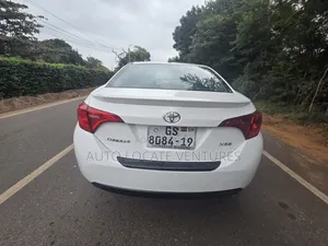 Toyota Corolla SE (1.8L 4cyl 6M) 2018 White