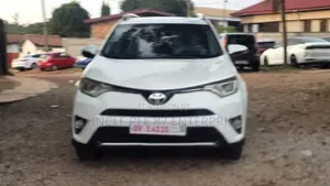 Toyota RAV4 XLE 4dr SUV (2.5L 4cyl 6A) 2018 White