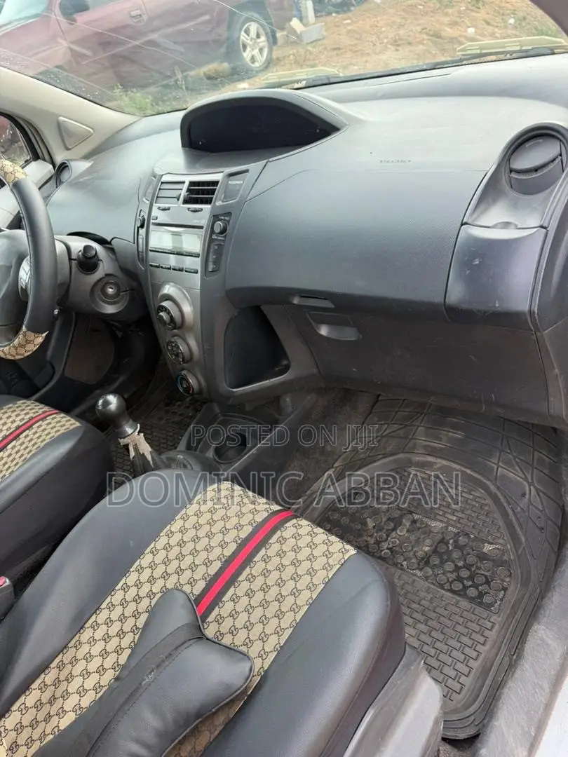 Toyota Yaris 2010 Silver