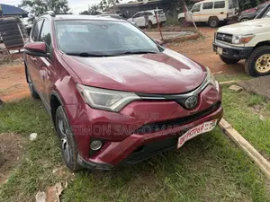 Toyota RAV4 LE 4dr SUV (2.5L 4cyl 6A) 2018 Red