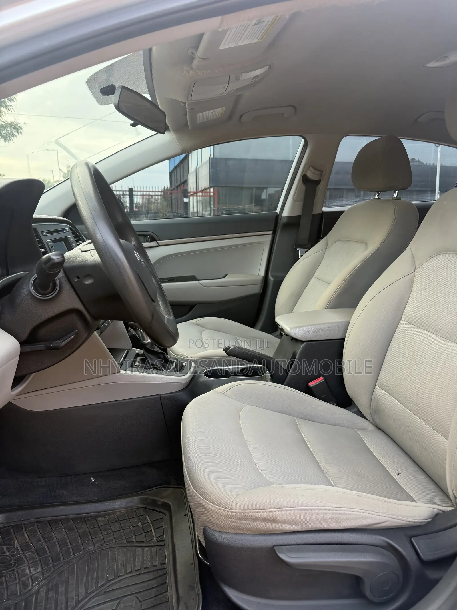 Hyundai Elantra SE Sedan FWD (2.0L 4cyl 6M) 2017 Silver