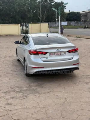 Hyundai Elantra SE Sedan FWD (2.0L 4cyl 6M) 2017 Silver
