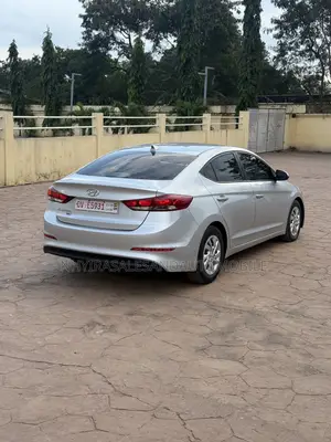 Hyundai Elantra SE Sedan FWD (2.0L 4cyl 6M) 2017 Silver