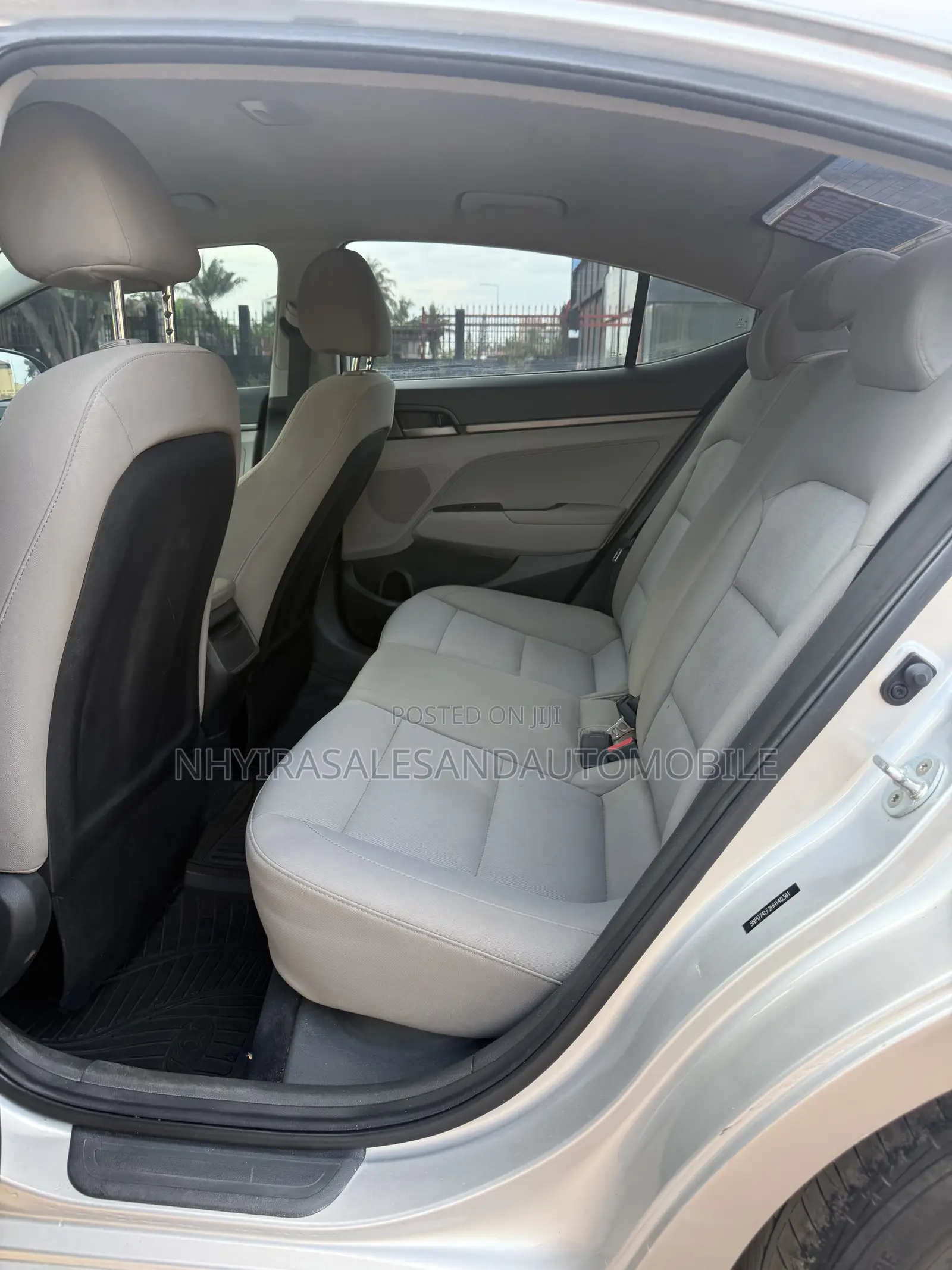 Hyundai Elantra SE Sedan FWD (2.0L 4cyl 6M) 2017 Silver