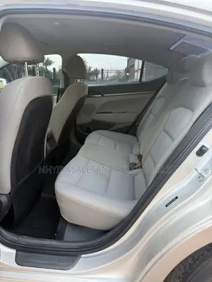 Hyundai Elantra SE Sedan FWD (2.0L 4cyl 6M) 2017 Silver