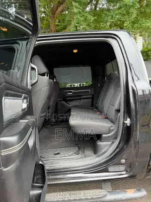 RAM 1500 Classic Express Quad Cab 4WD SB 2023 Black