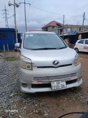 Toyota Voxy 2010 Silver