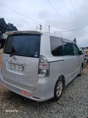 Toyota Voxy 2010 Silver