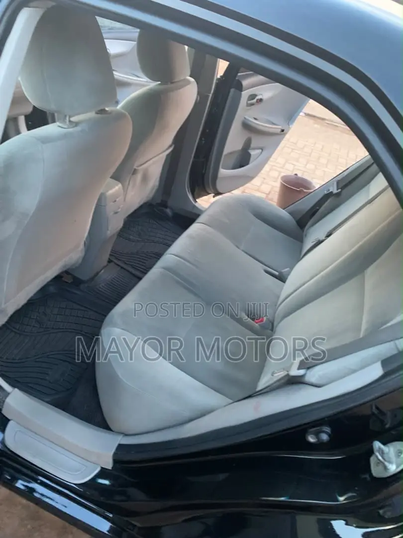 Toyota Corolla LE 4dr Sedan (1.8L 4cyl 4A) 2013 Black