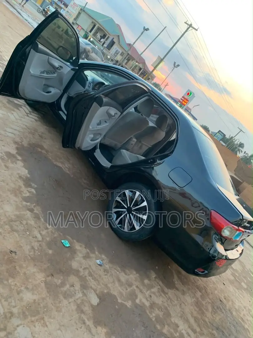 Toyota Corolla LE 4dr Sedan (1.8L 4cyl 4A) 2013 Black
