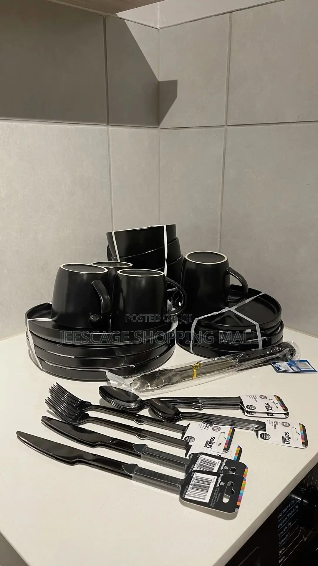16-Piece Set of Black Stoneware Dinnerware