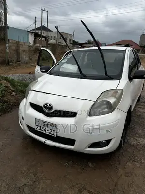 Toyota Vitz 2010 White