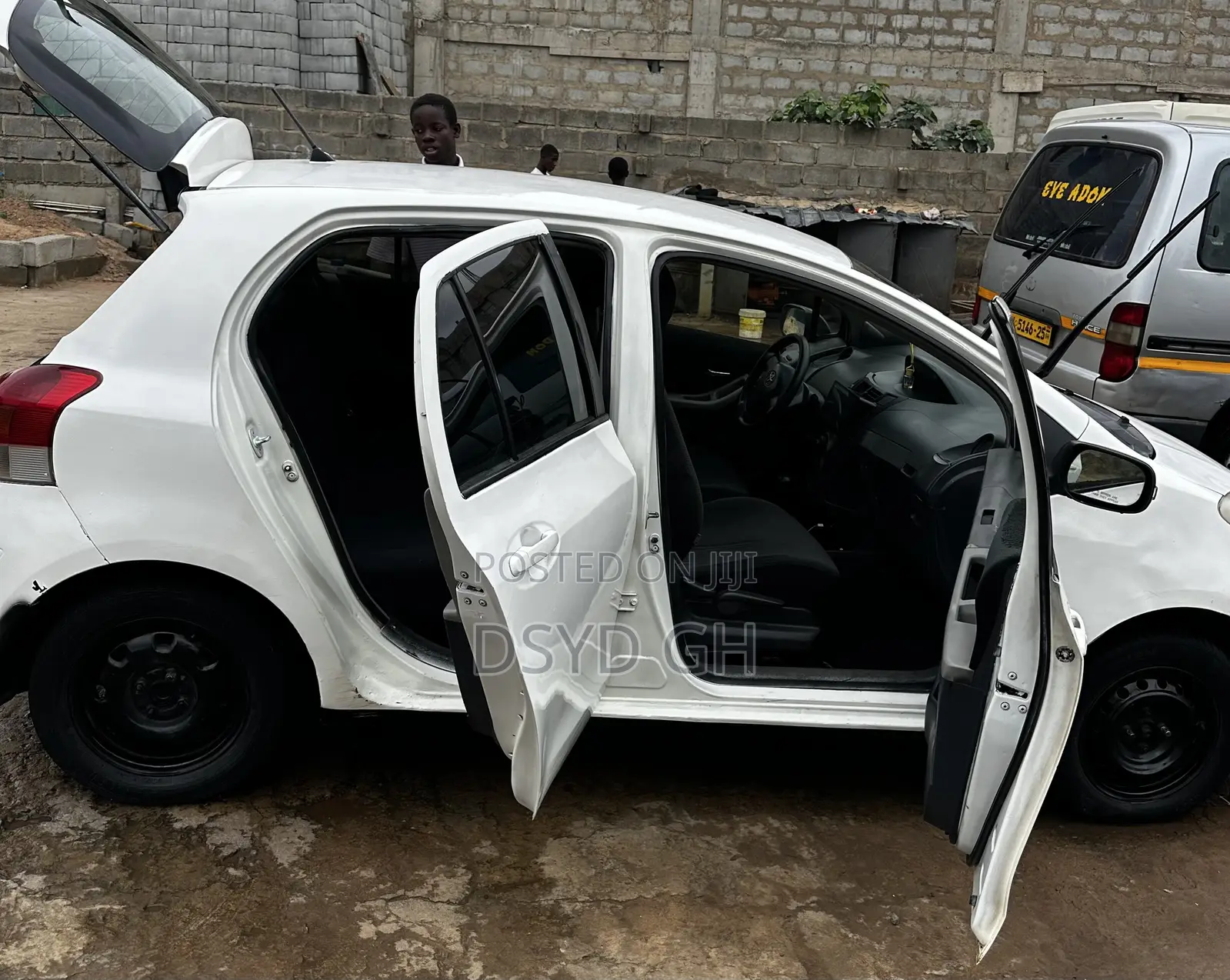 Toyota Vitz 2010 White