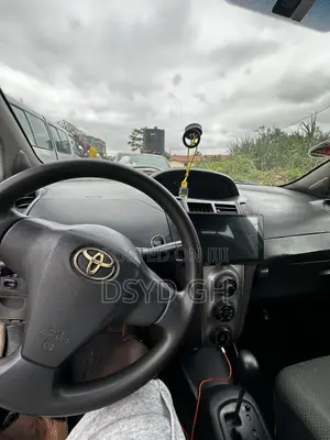 Toyota Vitz 2010 White