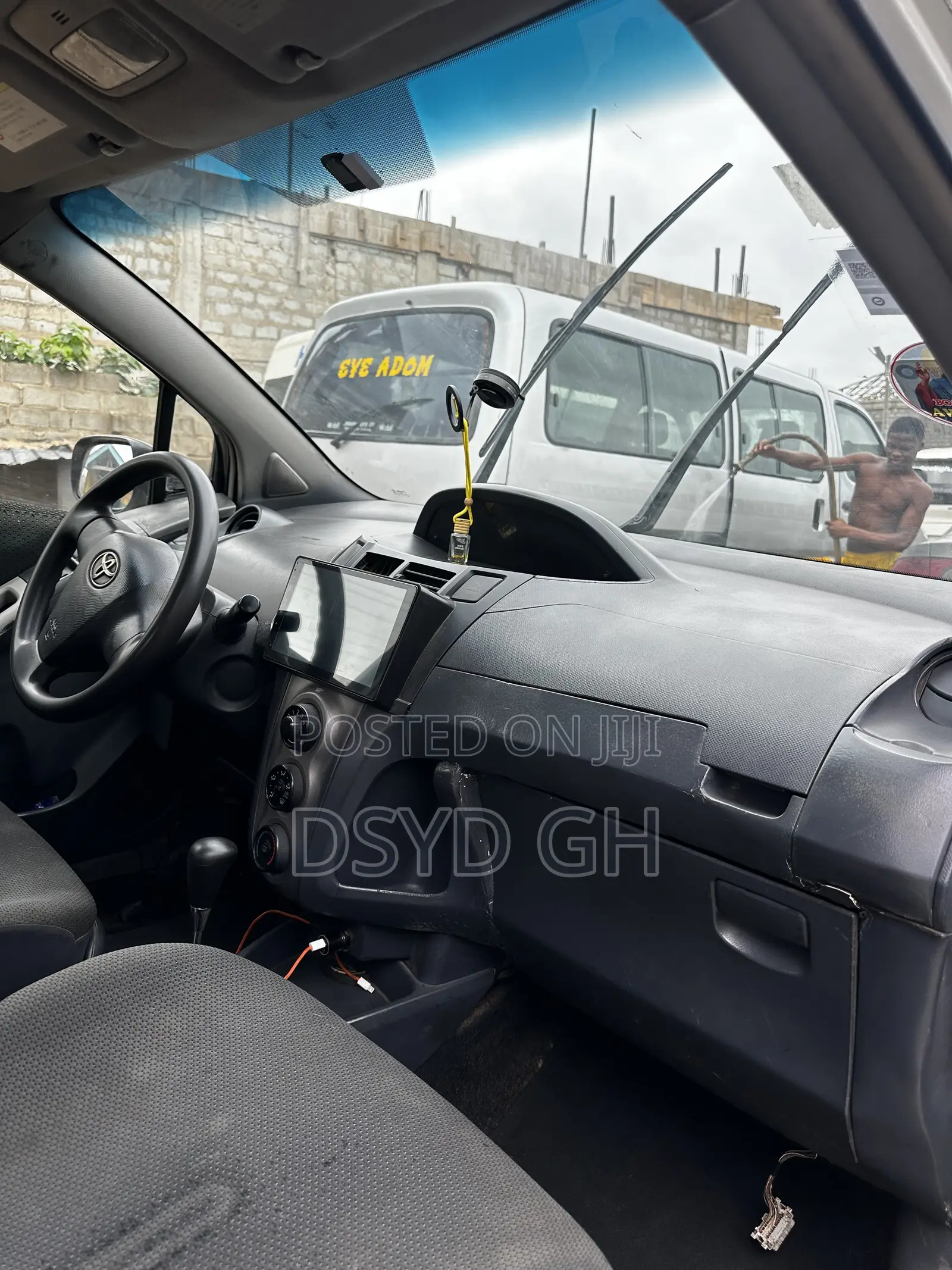 Toyota Vitz 2010 White