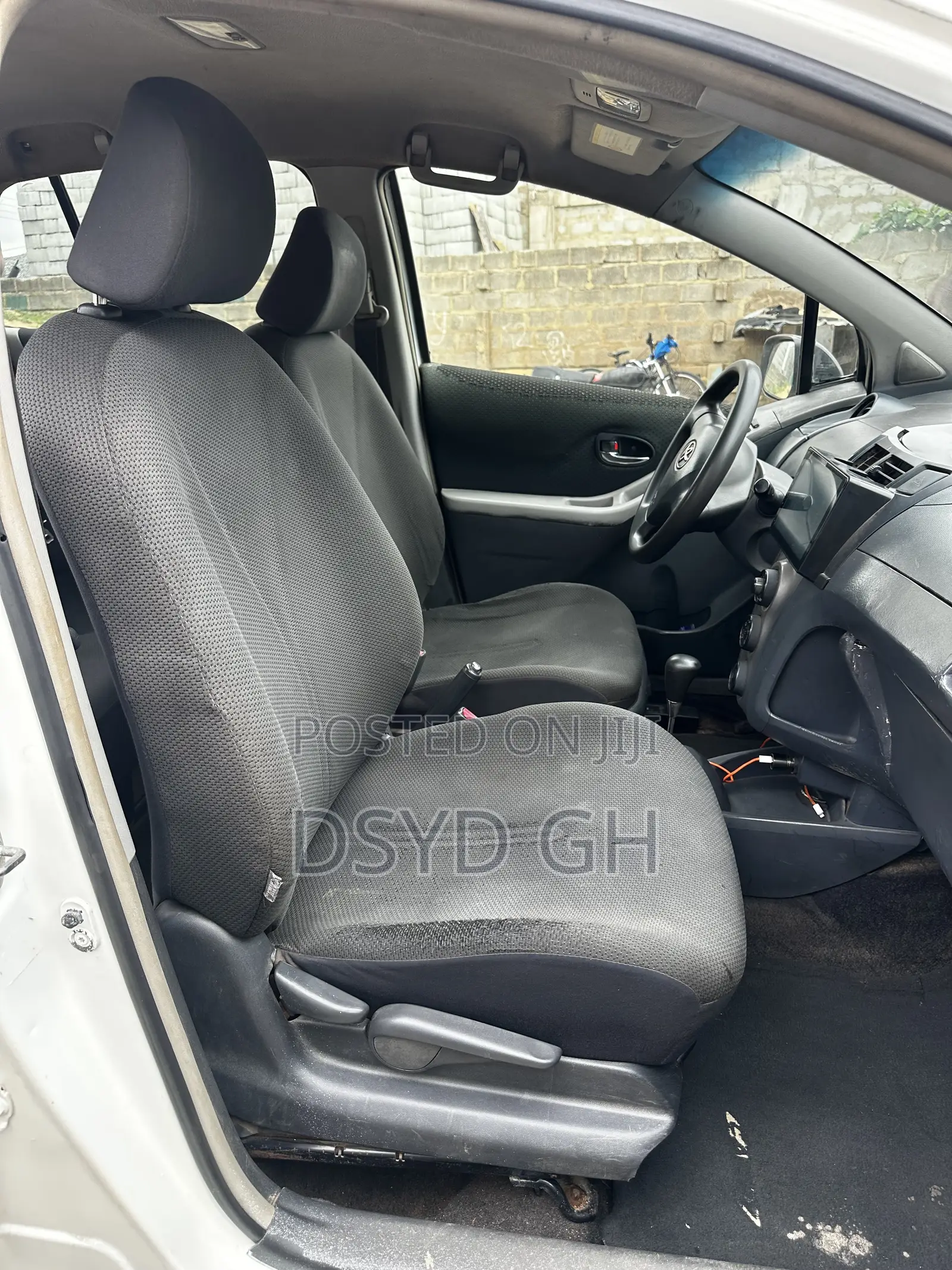 Toyota Vitz 2010 White