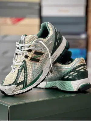 New Balance 1906R - Green / Cream / Gold