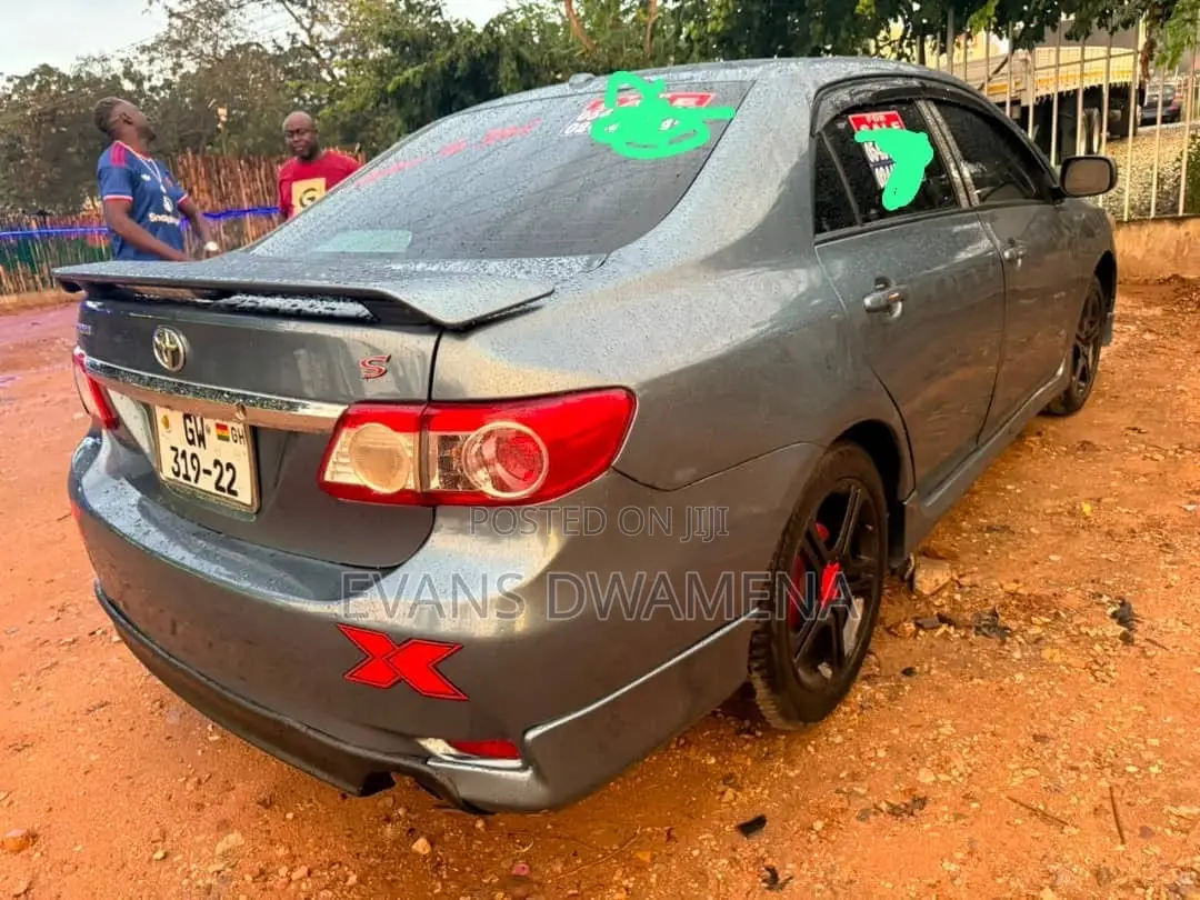 Toyota Corolla LE 4dr Sedan (1.8L 4cyl 4A) 2013 Gray