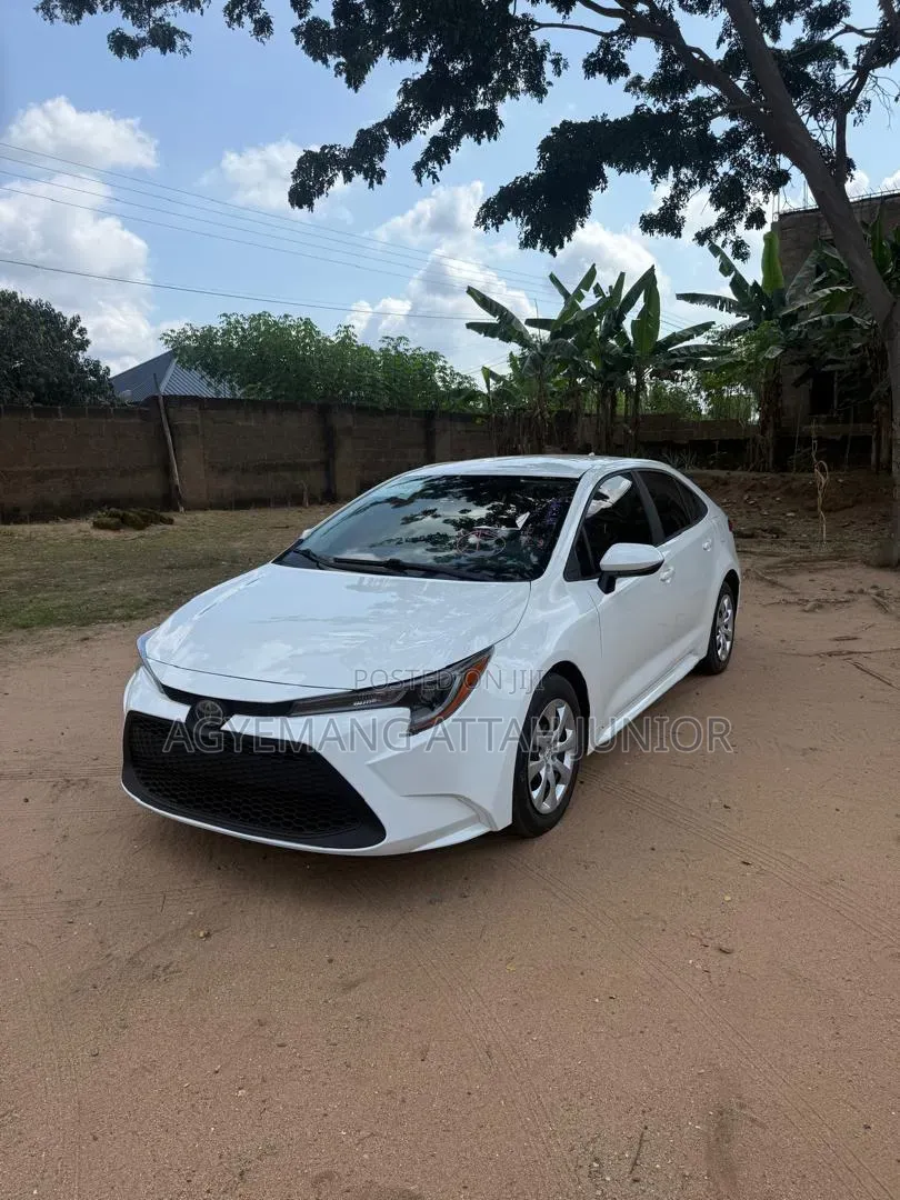 Toyota Corolla LE 2021 White