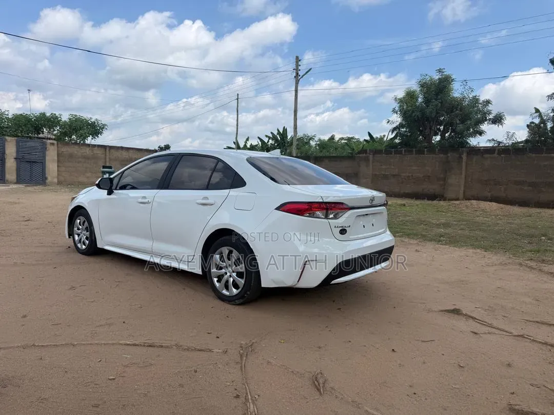 Toyota Corolla LE 2021 White