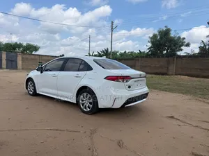 Toyota Corolla LE 2021 White