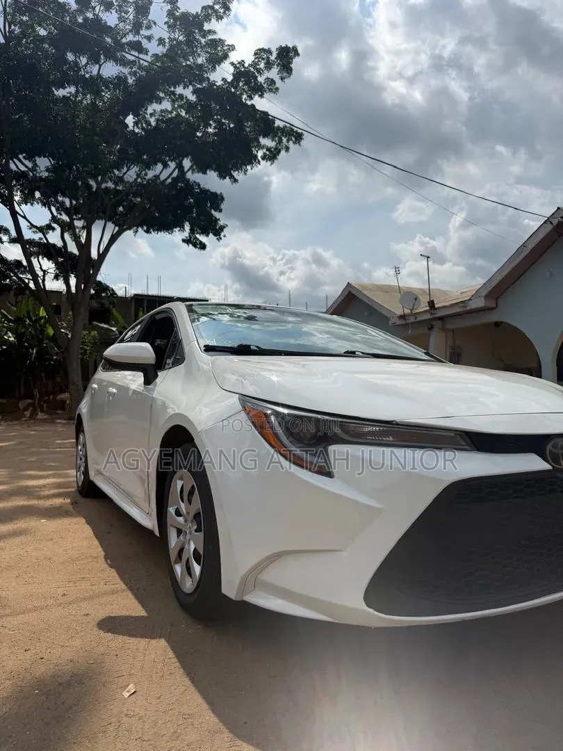 Toyota Corolla LE 2021 White