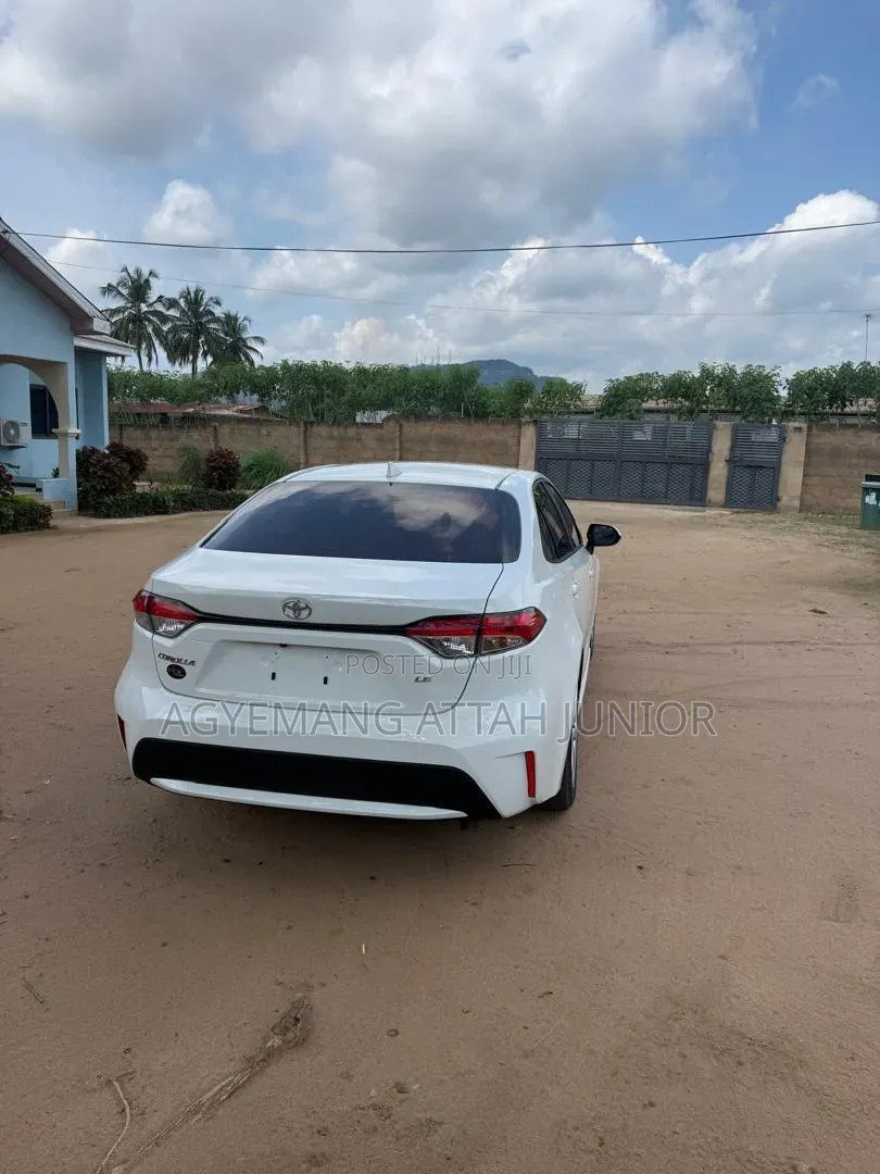 Toyota Corolla LE 2021 White