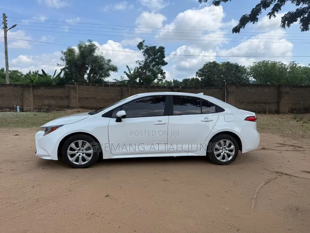 Toyota Corolla LE 2021 White