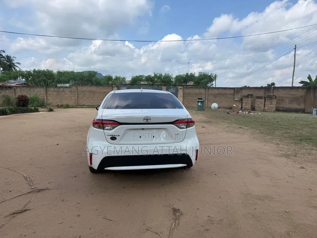Toyota Corolla LE 2021 White
