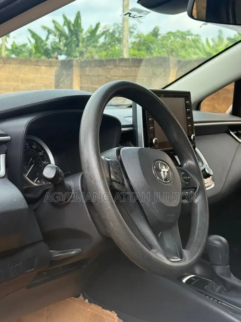 Toyota Corolla LE 2021 White