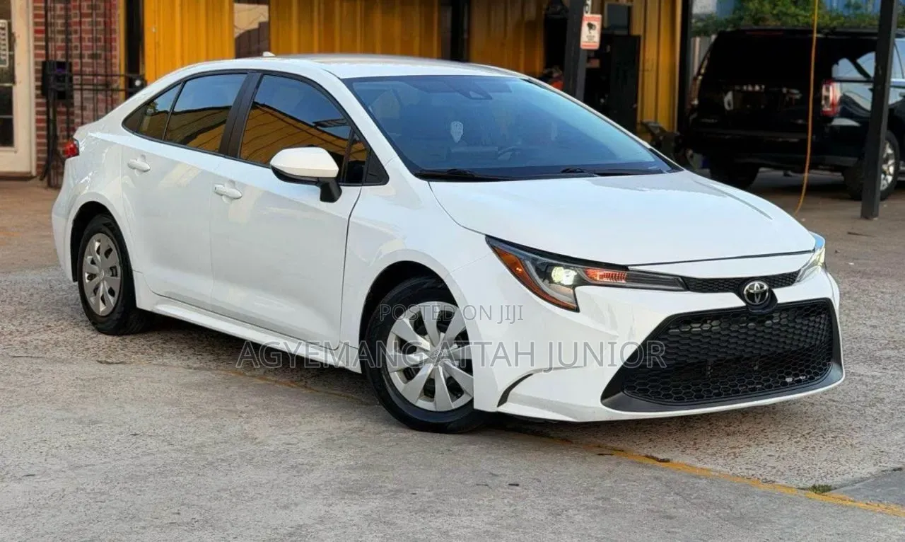 Toyota Corolla LE 2021 White