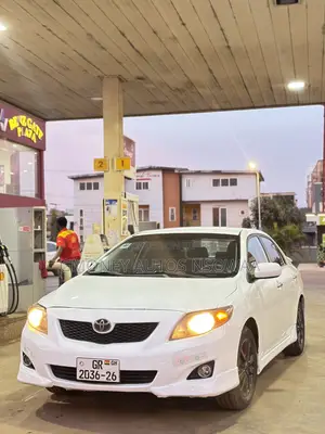 Toyota Corolla Base 4dr Sedan (1.8L 4cyl 5M) 2010 White