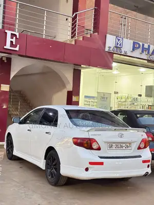 Toyota Corolla Base 4dr Sedan (1.8L 4cyl 5M) 2010 White