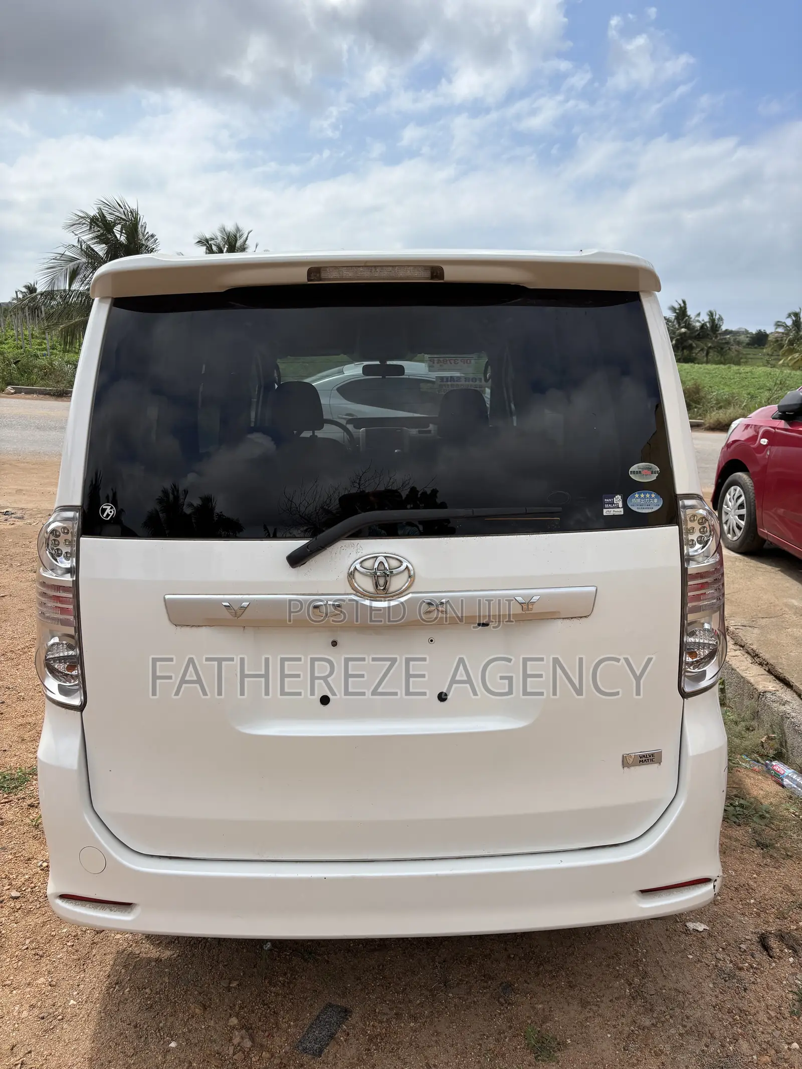 Toyota Voxy V 4WD 8-Seater 2010 White