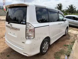 Toyota Voxy V 4WD 8-Seater 2010 White