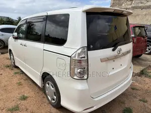 Toyota Voxy V 4WD 8-Seater 2010 White